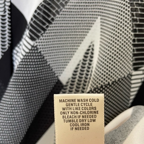 Dressbarn Black and White Asymmetrical Graphic Blouse - Picture 6 of 10